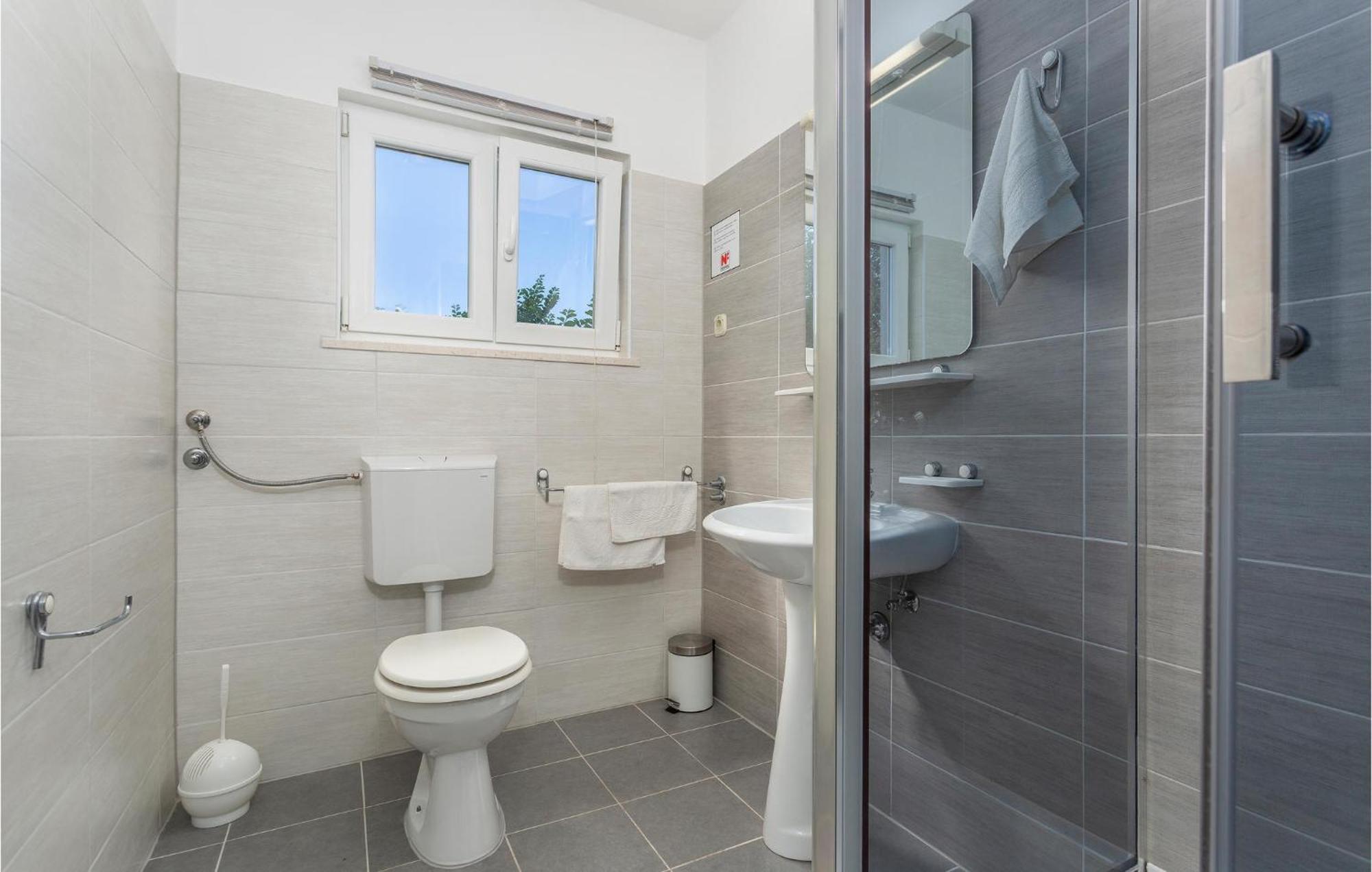 2 Bedroom Beautiful Apartment In Pinezici Экстерьер фото
