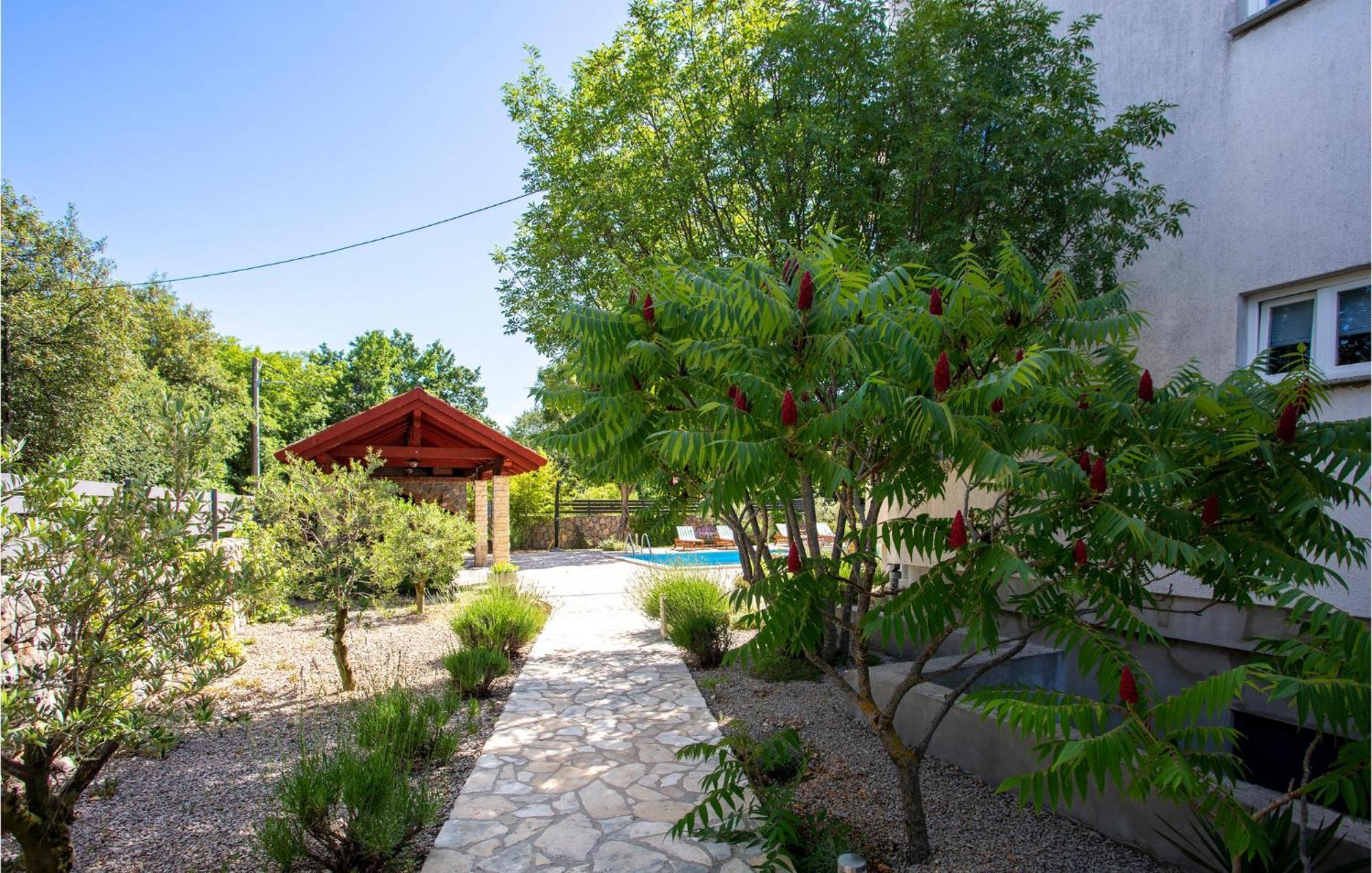 2 Bedroom Beautiful Apartment In Pinezici Экстерьер фото